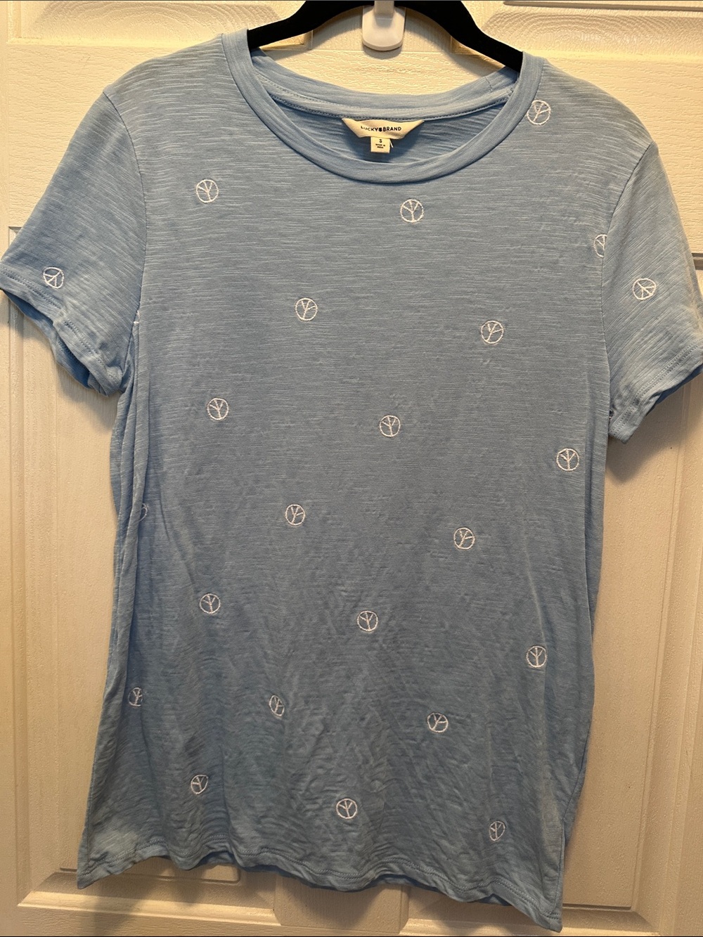 Lucky Brand Light Blue Short Sleeve Tee White Embroidered Peace Signs Size Small